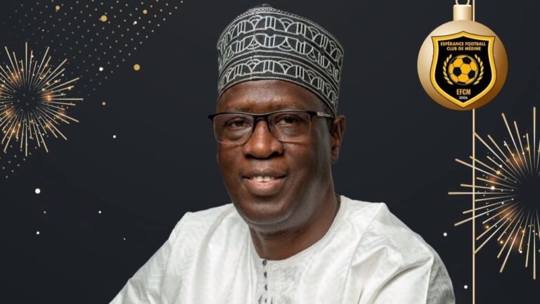 La faitière du football malien est dirigée par un président de fait inactif depuis plus de deux ans et demi. Faut-il rappeler, qu’aucune fédération sportive sérieuse au monde ne peut être dirigée durablement dans de telles conditions ? Aucune grande nation de football n’accepterait qu’une faîtière nationale fonctionne avec un président placé sous les liens de l’incarcération, sans visibilité, sans leadership et sans capacité réelle d’impulsion stratégique. Cette situation anormale fragilise l’institution, discrédite le football malien et pénalise directement les performances sportives.