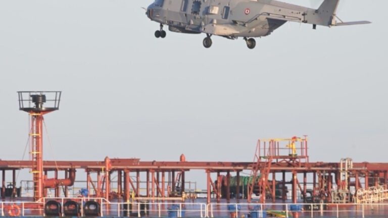 La Marine nationale a arraisonné ce matin un navire pétrolier en provenance de Russie, sous sanctions internationales et suspecté d’arborer un faux pavillon.