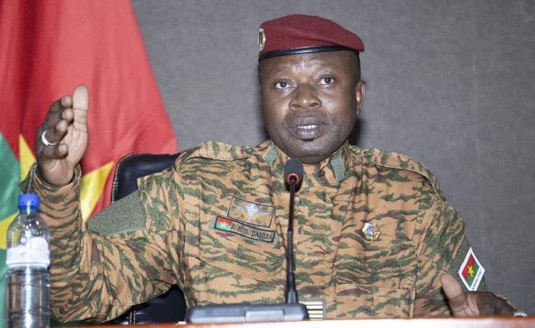 Me Pacôme Yawovi Adjourouvi, a apporté des éclaircissements sur les différentes étapes de cette procédure judiciaire. Selon le ministre, « en date du 12 janvier 2026, les autorités compétentes togolaises ont reçu une demande d’extradition formulée par les autorités judiciaires de la République du Burkina Faso », visant M. Damiba Paul-Henri Sandaogo, de nationalité burkinabè.