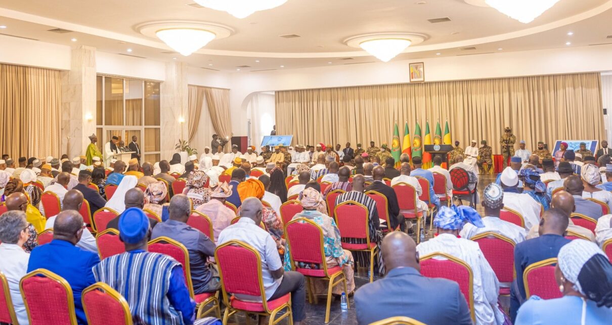 En présence des membres du Gouvernement et du Président du Conseil national de Transition, les Forces vives de la Nation ont exprimé leur compassion et leur solidarité à l’endroit des victimes civiles et militaires du terrorisme, tout en saluant les importantes réformes engagées en faveur du bien-être et du développement du peuple malien.