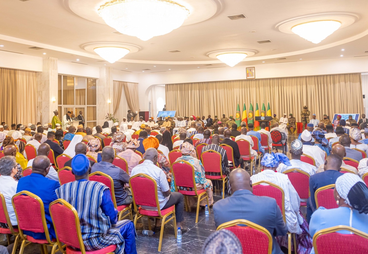 En présence des membres du Gouvernement et du Président du Conseil national de Transition, les Forces vives de la Nation ont exprimé leur compassion et leur solidarité à l’endroit des victimes civiles et militaires du terrorisme, tout en saluant les importantes réformes engagées en faveur du bien-être et du développement du peuple malien.