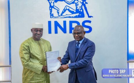 Idrissa Bakary Diarra, nouveau Directeur général, a remercié son « aîné » pour cette leçon historique riche d’enseignements. Évoquant les défis à relever, il s’est montré confiant : « Rien n’est impossible à cœur vaillant ; les défis sont à notre portée. » Présentant l’INPS comme « un monument et un pilier du développement social », il a salué les acquis du mandat précédent et insisté sur la nécessité de consolider l’existant. S’adressant au personnel, il a été sans équivoque : « Vous pouvez compter sur moi, et je compte également sur vous. »