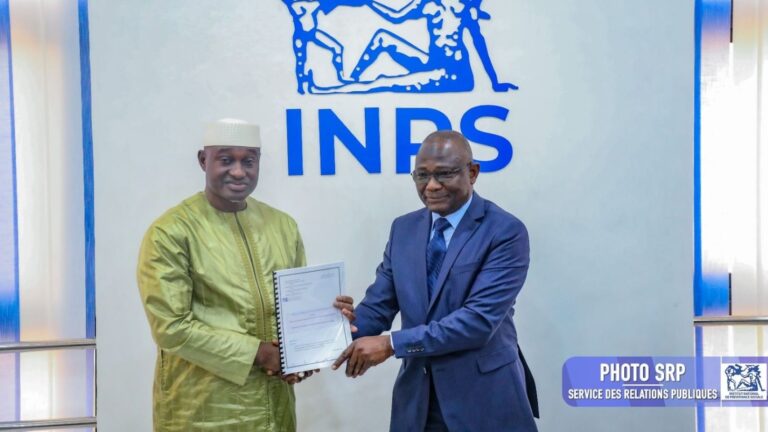 Idrissa Bakary Diarra, nouveau Directeur général, a remercié son « aîné » pour cette leçon historique riche d’enseignements. Évoquant les défis à relever, il s’est montré confiant : « Rien n’est impossible à cœur vaillant ; les défis sont à notre portée. » Présentant l’INPS comme « un monument et un pilier du développement social », il a salué les acquis du mandat précédent et insisté sur la nécessité de consolider l’existant. S’adressant au personnel, il a été sans équivoque : « Vous pouvez compter sur moi, et je compte également sur vous. »