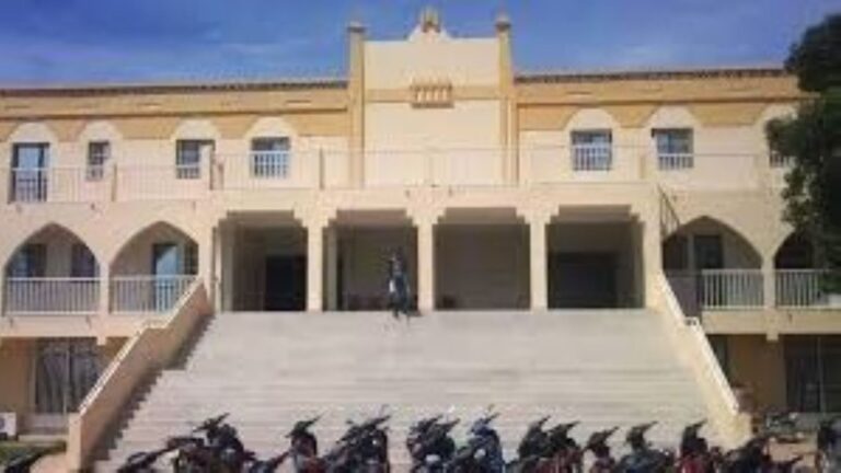 La création de la FSAV dépasse le cadre académique. Elle constitue un véritable levier de développement socio-économique, en contribuant à la formation de ressources humaines hautement qualifiées, capables de relever les défis liés à l’agriculture, à l’élevage et à la santé animale. Elle traduit également la volonté des autorités de rapprocher l’enseignement supérieur des réalités et priorités du pays.