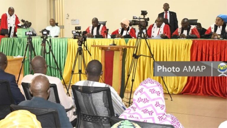 A la suite des plaidoiries des avocats de la défense, l’audience du procès dit « affaires Paramount-Embraer» devant la Chambre criminelle spécialisée en matière économique et financière du Pôle économique national et financier, s’est poursuivie, mardi, avec la réplique du ministère public et du Contentieux de l’État (partie civile). À la barre, ce dernier a maintenu ses prétentions vis-à-vis des accusés qui s’élèvent à plus de 18 milliards de Fcfa. Soit 11 milliards pour le contrat Paramount et 7 milliards 400 millions de Fcfa pour le contrat Embraer.