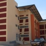 Le Ministre de l'Enseignement supérieur, de la Recherche et de l'Innovation porte à la connaissance du public, des apprenants, des promoteurs et responsables d'IPES et de tout autre acteur de l'enseignement supérieur et de la recherche qu'en attendant la prise du dispositif annoncé par l'article 21 de l'arrêté n°2025-0363/MESRI/SG/DGESup du 12 novembre 2025 portant Cahier des charges des IPES relativement aux conditions spécifiques aux offres de Formation Ouvertes et à Distance (FOAD), il ne délivre plus d'autorisations de créer ou d'ouvrir des offres de formation entièrement déroulées en ligne.