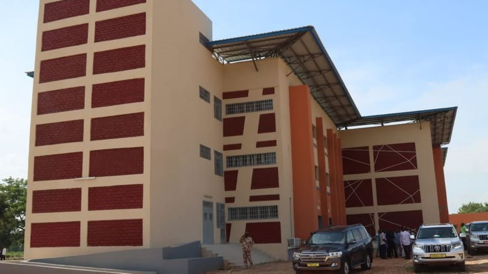 Le Ministre de l'Enseignement supérieur, de la Recherche et de l'Innovation porte à la connaissance du public, des apprenants, des promoteurs et responsables d'IPES et de tout autre acteur de l'enseignement supérieur et de la recherche qu'en attendant la prise du dispositif annoncé par l'article 21 de l'arrêté n°2025-0363/MESRI/SG/DGESup du 12 novembre 2025 portant Cahier des charges des IPES relativement aux conditions spécifiques aux offres de Formation Ouvertes et à Distance (FOAD), il ne délivre plus d'autorisations de créer ou d'ouvrir des offres de formation entièrement déroulées en ligne.