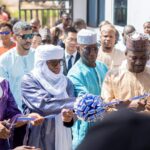 Le Data Center Tier III est conforme aux standards internationaux les plus exigeants. Il est conçu pour garantir une disponibilité élevée des services (99,982 %), avec une redondance complète des équipements critiques, une continuité de service sans interruption lors des opérations de maintenance, ainsi qu’un haut niveau de sécurité physique et logique. Il offrira une capacité d’hébergement sécurisé pour les données stratégiques de l’État malien, les plateformes de l’administration électronique, les services numériques publics ainsi que, à terme, les infrastructures numériques mutualisées de l’espace AES