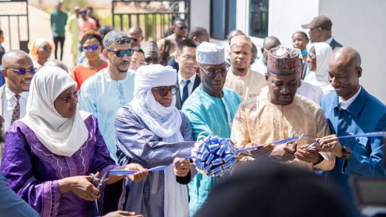 Le Data Center Tier III est conforme aux standards internationaux les plus exigeants. Il est conçu pour garantir une disponibilité élevée des services (99,982 %), avec une redondance complète des équipements critiques, une continuité de service sans interruption lors des opérations de maintenance, ainsi qu’un haut niveau de sécurité physique et logique. Il offrira une capacité d’hébergement sécurisé pour les données stratégiques de l’État malien, les plateformes de l’administration électronique, les services numériques publics ainsi que, à terme, les infrastructures numériques mutualisées de l’espace AES