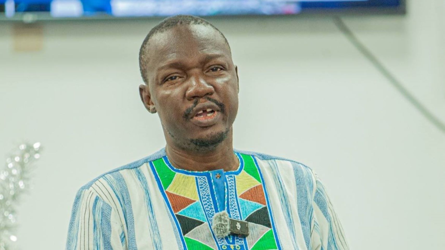 Gerry TAAMA Komandega attribue cette situation à l’avènement de la Cinquième République togolaise. « L’espoir d’un lendemain meilleur a quitté les Togolais. Et c’est la conséquence de la Cinquième République », écrit-il, avant d’asséner : « Aujourd’hui, nous savons qu’il n’y aura plus d’alternance politique. L’avenir est figé ».