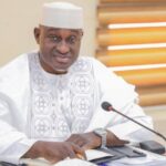 Malgré une conjoncture marquée par la crise énergétique, la restructuration du secteur minier et le retrait de certains partenaires, les recettes de l’INPS ont progressé de 8,22 % par rapport à 2023. L’exercice 2024 s’est clos sur un résultat excédentaire de 12 680 643 168 FCFA, en légère baisse de 6 % par rapport aux 13 489 591 623 FCFA de 2023. Fait notable, le résultat technique a enregistré une hausse de 14 %, tandis que l’équilibre des régimes repose sur des performances positives dans les accidents du travail, les prestations familiales et l’assurance volontaire.