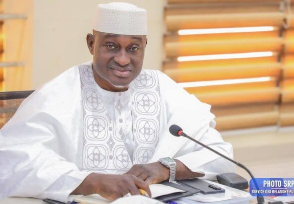 Malgré une conjoncture marquée par la crise énergétique, la restructuration du secteur minier et le retrait de certains partenaires, les recettes de l’INPS ont progressé de 8,22 % par rapport à 2023. L’exercice 2024 s’est clos sur un résultat excédentaire de 12 680 643 168 FCFA, en légère baisse de 6 % par rapport aux 13 489 591 623 FCFA de 2023. Fait notable, le résultat technique a enregistré une hausse de 14 %, tandis que l’équilibre des régimes repose sur des performances positives dans les accidents du travail, les prestations familiales et l’assurance volontaire.