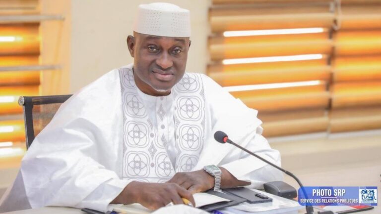 Malgré une conjoncture marquée par la crise énergétique, la restructuration du secteur minier et le retrait de certains partenaires, les recettes de l’INPS ont progressé de 8,22 % par rapport à 2023. L’exercice 2024 s’est clos sur un résultat excédentaire de 12 680 643 168 FCFA, en légère baisse de 6 % par rapport aux 13 489 591 623 FCFA de 2023. Fait notable, le résultat technique a enregistré une hausse de 14 %, tandis que l’équilibre des régimes repose sur des performances positives dans les accidents du travail, les prestations familiales et l’assurance volontaire.