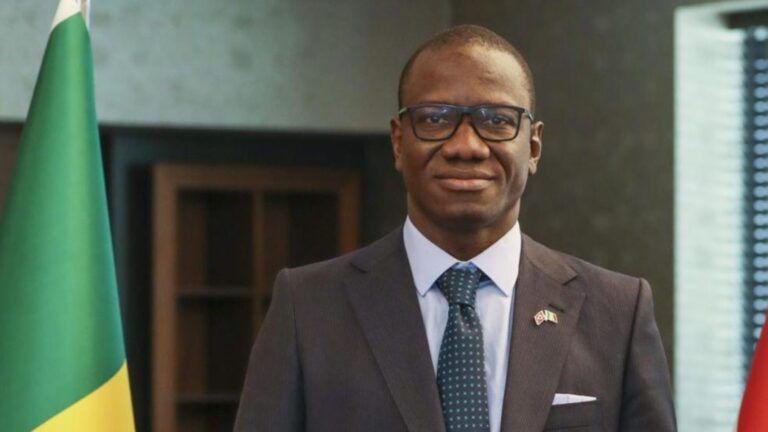 C’est un changement de taille sur l’échiquier politique national. Le Général Issa Ousmane Coulibaly hérite d’un portefeuille stratégique qui, pendant longtemps, est resté concentré entre les mains du Premier ministre, le Général Abdoulaye Maïga. Ce transfert de responsabilités marque une nouvelle étape dans la gestion de la décentralisation et de l’organisation territoriale du pays.