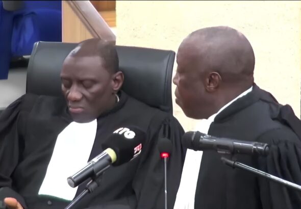 En procédant au transfèrement de Monsieur Aboubacar DIAKITE dit Toumba de la maison centrale de Conakry vers la prison civile de Coyah, l'Administration Pénitentiaire s'est adjugée un pouvoir qui appartient exclusivement aux juridictions compétentes susvisées, violant ainsi le principe de la légalité de sa détention, ses droits à la défense, son droit à un recours effectif, le tout sans aucun respect d'une quelconque loyauté procédurale.