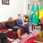 Le point d'orgue de cette rencontre réside dans le changement de ton de la partie américaine. Au nom de ses plus hautes autorités, Nick Checker a réaffirmé le respect des États-Unis pour la souveraineté du Mali. L’Administration américaine souhaite redynamiser la coopération sur des bases nouvelles, empreintes de respect mutuel et sans aucune forme d’ingérence, a-t-il souligné lors des échanges.