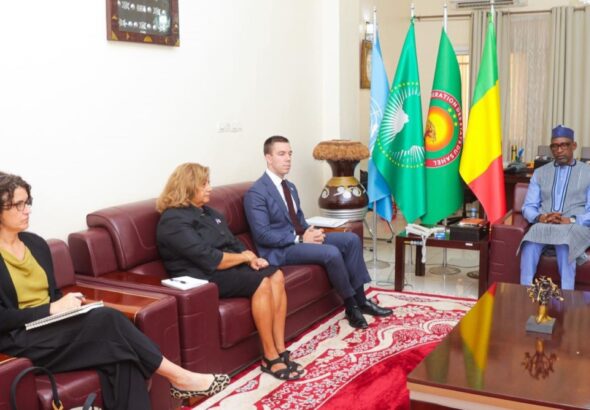 Le point d'orgue de cette rencontre réside dans le changement de ton de la partie américaine. Au nom de ses plus hautes autorités, Nick Checker a réaffirmé le respect des États-Unis pour la souveraineté du Mali. L’Administration américaine souhaite redynamiser la coopération sur des bases nouvelles, empreintes de respect mutuel et sans aucune forme d’ingérence, a-t-il souligné lors des échanges.