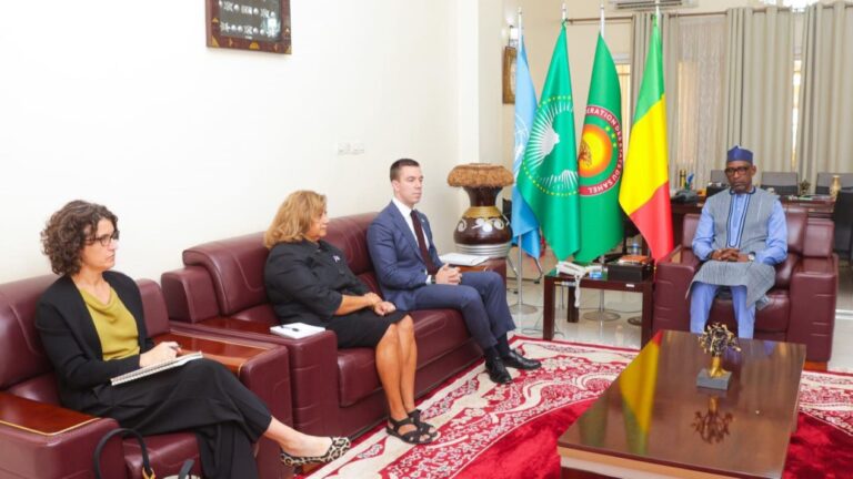 Le point d'orgue de cette rencontre réside dans le changement de ton de la partie américaine. Au nom de ses plus hautes autorités, Nick Checker a réaffirmé le respect des États-Unis pour la souveraineté du Mali. L’Administration américaine souhaite redynamiser la coopération sur des bases nouvelles, empreintes de respect mutuel et sans aucune forme d’ingérence, a-t-il souligné lors des échanges.