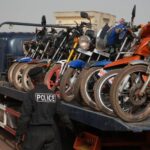 Le dispositif déployé sur les différents ponts, qui a reçu la visite du Directeur général de la Police Nationale, a permis la mise en fourrière de plus de huit cents (800) engins à deux roues entre le 31 janvier et le 14 février 2026, conformément aux dispositions réglementaires en vigueur.