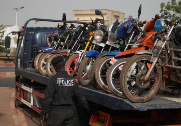 Le dispositif déployé sur les différents ponts, qui a reçu la visite du Directeur général de la Police Nationale, a permis la mise en fourrière de plus de huit cents (800) engins à deux roues entre le 31 janvier et le 14 février 2026, conformément aux dispositions réglementaires en vigueur.