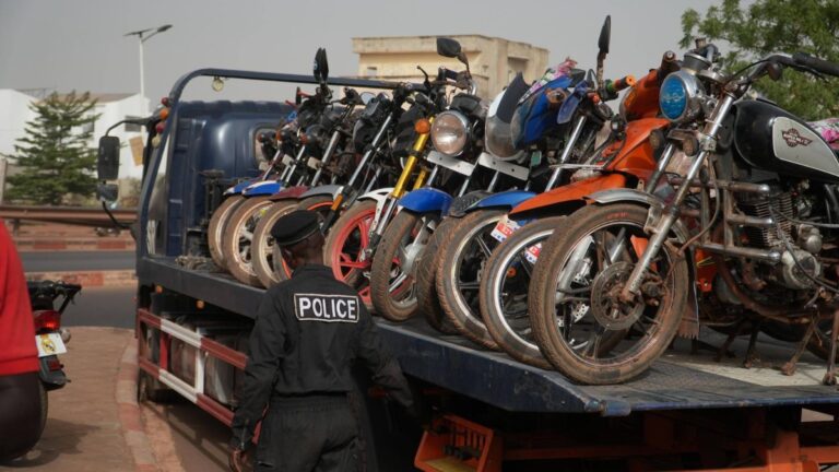 Le dispositif déployé sur les différents ponts, qui a reçu la visite du Directeur général de la Police Nationale, a permis la mise en fourrière de plus de huit cents (800) engins à deux roues entre le 31 janvier et le 14 février 2026, conformément aux dispositions réglementaires en vigueur.