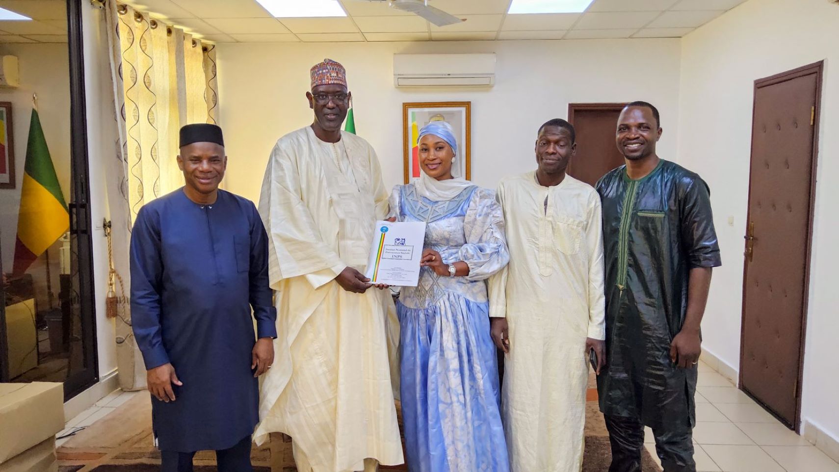 Grâce à cette visite, l’INPS assure et préserve la santé et la sécurité des travailleurs, ainsi que leur bien-être sur le lieu de travail. Cette initiative reflète l’engagement ferme de l’INPS et du Bureau du Vérificateur général en faveur du bien-être des agents.