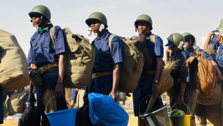Selon les informations communiquées au Conseil, cette 7ᵉ cohorte regroupe un effectif particulièrement important et diversifié. Elle concerne 634 enseignants des collectivités territoriales, 255 auditeurs de justice, 120 greffiers en chef, 759 admis à la Fonction publique de l’État, 162 élèves fonctionnaires de l’École nationale d’Administration ainsi que le reliquat des cohortes antérieures n’ayant pas encore accompli leur service militaire obligatoire.