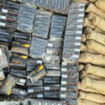 La fouille minutieuse du véhicule a révélé des caches aménagées contenant : 1 000 détonateurs électriques, 24 800 comprimés de Tramadol hydrochloride 225, un puissant antalgique souvent détourné à des fins de toxicomanie