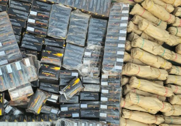 La fouille minutieuse du véhicule a révélé des caches aménagées contenant : 1 000 détonateurs électriques, 24 800 comprimés de Tramadol hydrochloride 225, un puissant antalgique souvent détourné à des fins de toxicomanie