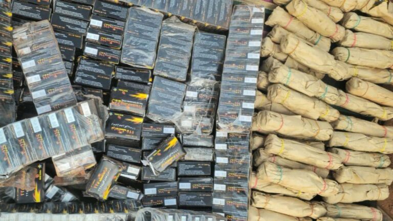 La fouille minutieuse du véhicule a révélé des caches aménagées contenant : 1 000 détonateurs électriques, 24 800 comprimés de Tramadol hydrochloride 225, un puissant antalgique souvent détourné à des fins de toxicomanie