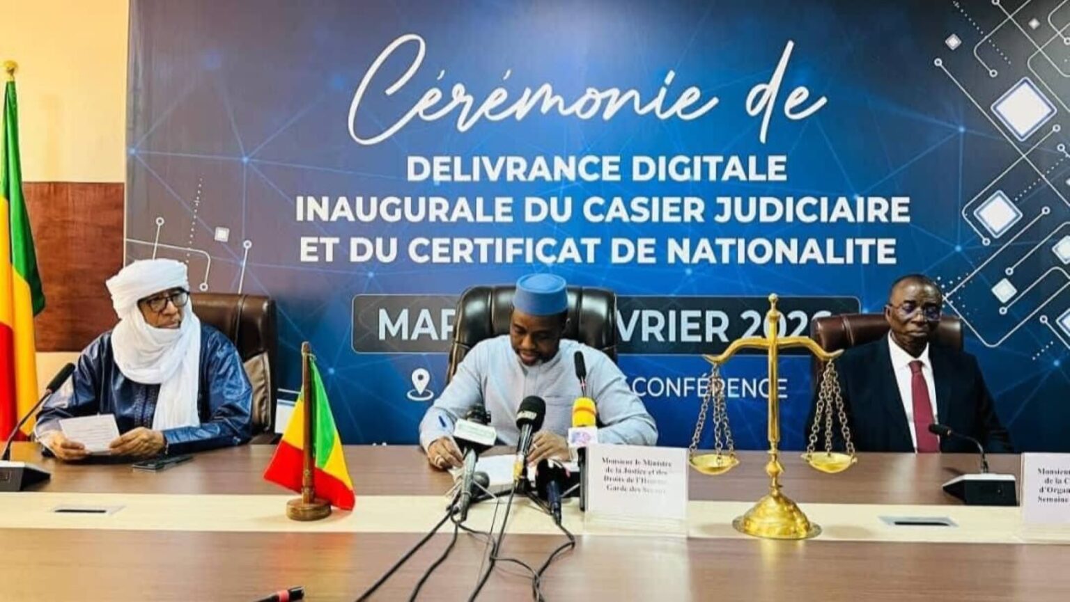 Fruit d’une synergie entre le ministère de la Communication, à travers l’AGETIC (Agence des Technologies de l’Information et de la Communication), et le département de la Justice, la plateforme dématérialisée vise à simplifier les procédures et à réduire drastiquement les délais de traitement. Elle ambitionne également de renforcer la transparence et l’efficacité administrative.