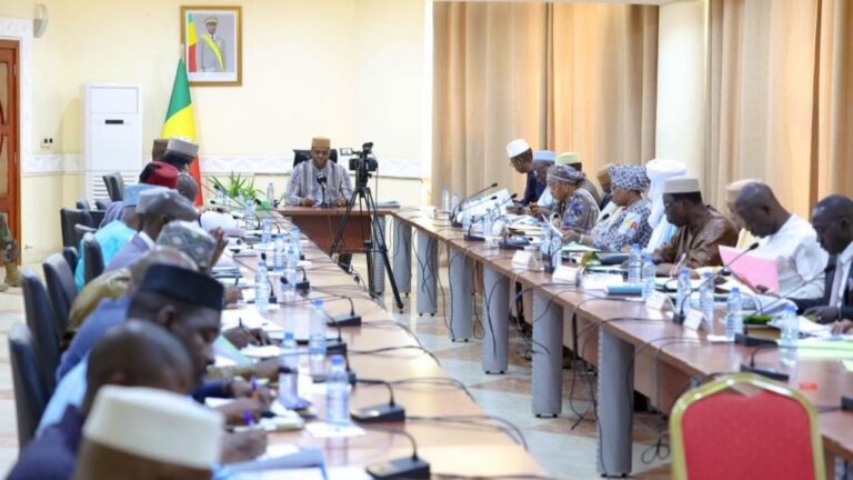 La structuration de cette nouvelle étape repose sur trois piliers fondamentaux : la Défense et Sécurité, la Diplomatie et le Développement. L'objectif demeure la planification de mesures concrètes répondant aux attentes primordiales des populations, notamment une sécurité accrue, la libre circulation des personnes et des biens, ainsi qu'un développement socio-économique réel passant par des infrastructures structurantes et des partenariats respectueux de la souveraineté à l'échelle internationale.