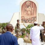 Sous un soleil de plomb, mais dans un silence empreint de respect, le Premier ministre a rendu un vibrant hommage aux victimes de la répression de mars 1991. Ce geste, accompli au nom du Président de la Transition, le Général d’Armée Assimi Goïta, se veut le symbole de la reconnaissance éternelle de la patrie envers ceux qui sont tombés pour l'avènement de la démocratie