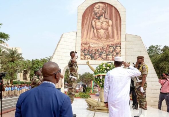 Sous un soleil de plomb, mais dans un silence empreint de respect, le Premier ministre a rendu un vibrant hommage aux victimes de la répression de mars 1991. Ce geste, accompli au nom du Président de la Transition, le Général d’Armée Assimi Goïta, se veut le symbole de la reconnaissance éternelle de la patrie envers ceux qui sont tombés pour l'avènement de la démocratie