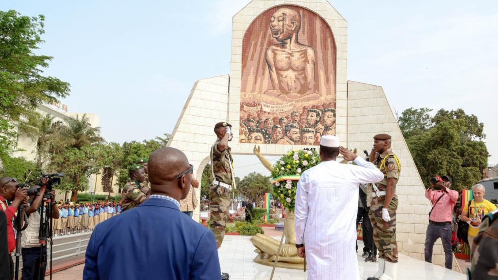 Sous un soleil de plomb, mais dans un silence empreint de respect, le Premier ministre a rendu un vibrant hommage aux victimes de la répression de mars 1991. Ce geste, accompli au nom du Président de la Transition, le Général d’Armée Assimi Goïta, se veut le symbole de la reconnaissance éternelle de la patrie envers ceux qui sont tombés pour l'avènement de la démocratie