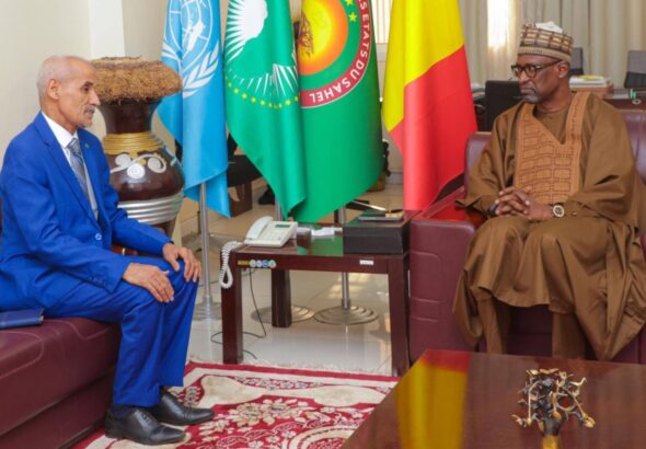 A cet égard, le Ministre DIOP a relevé la nécessité de renforcer davantage la coopération bilatérale dans un esprit de collaboration renforcée, de solidarité fraternelle sincère et de dialogue constructif dans l’intérêt supérieur de nos deux pays