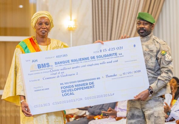 Au total, pour l’exercice 2025, le Fonds minier de développement local s’élève à plus de dix-huit milliards quatre cents millions (18 400 000 000) de FCFA, a expliqué M. le ministre d’État, ministre de l’Économie et des Finances, M. Alousséni Sanou. La redistribution de ce fonds a été effectuée à l’issue de la première réunion du Comité de suivi du fonds minier, le 2 mars dernier, conformément aux dispositions de l’Arrêté interministériel n°2025-0292/MEF-MM-MATD-SG du 27 février 2026, qui fixe la péréquation des ressources du Fonds minier de développement local revenant à chaque collectivité territoriale, a expliqué le ministre Sanou. Il a expliqué aussi la provenance de ce fonds qui constitue la contribution des titulaires de titres miniers d’exploitation de mines et des bénéficiaires d’autorisations industrielles de substances de carrières.