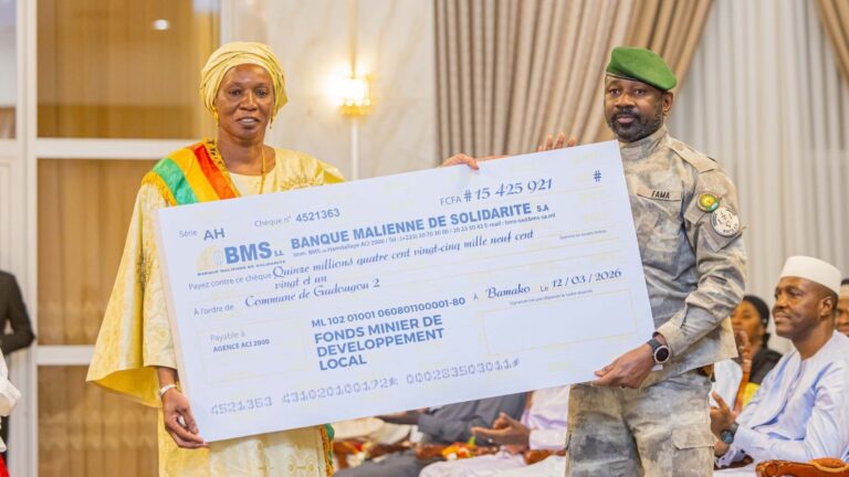 Au total, pour l’exercice 2025, le Fonds minier de développement local s’élève à plus de dix-huit milliards quatre cents millions (18 400 000 000) de FCFA, a expliqué M. le ministre d’État, ministre de l’Économie et des Finances, M. Alousséni Sanou. La redistribution de ce fonds a été effectuée à l’issue de la première réunion du Comité de suivi du fonds minier, le 2 mars dernier, conformément aux dispositions de l’Arrêté interministériel n°2025-0292/MEF-MM-MATD-SG du 27 février 2026, qui fixe la péréquation des ressources du Fonds minier de développement local revenant à chaque collectivité territoriale, a expliqué le ministre Sanou. Il a expliqué aussi la provenance de ce fonds qui constitue la contribution des titulaires de titres miniers d’exploitation de mines et des bénéficiaires d’autorisations industrielles de substances de carrières.