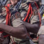 Les soldats concernés sont le cavalier de première classe Mohamed Wangaraba, du 633e escadron de reconnaissance, et le cavalier de première classe Mahamed El Maouloud Diallo, du 635e régiment blindé. Tous deux avaient été enlevés le 9 octobre 2025 sur le fleuve Niger alors qu’ils se trouvaient en permission.