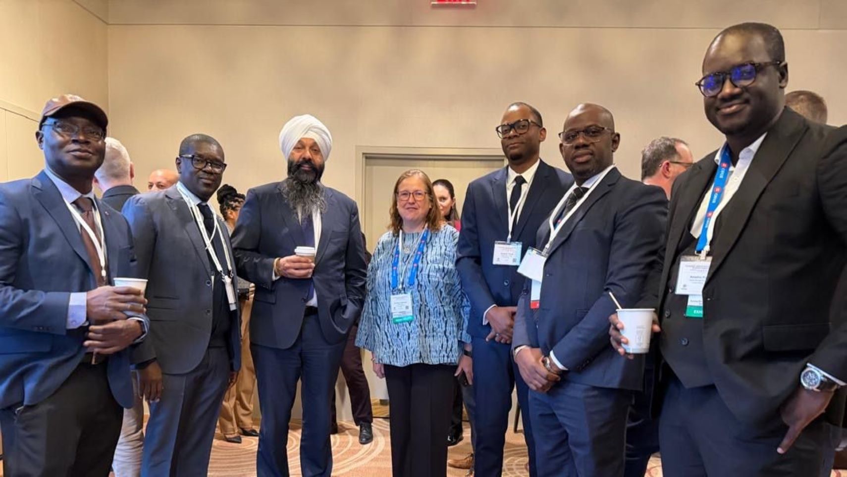 Le Forum PDAC est le plus grand rendez-vous mondial de l’exploration minière. Il rassemble chaque année l’ensemble de l’écosystème du secteur (investisseurs, sociétés minières, institutions, fournisseurs et experts) autour de panels, sessions techniques, formations intensives et rencontres B2B. Avec plus de 30 000 participants venus de plus de 135 pays, près de 1 100 exposants et 700 conférenciers, le PDAC s’impose comme une plateforme incontournable pour mobiliser des investissements, développer des projets et structurer des chaînes de valeur à l’international.