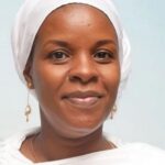 Ces vidéos datent de la place du Cinquantenaire, à la veille de la grande manifestation du 10 janvier 2020 contre les bases militaires françaises et en soutien aux FAMAs maliennes. Founè Coulibaly y était au premier rang, passait des nuits blanches, à galvaniser des manifestants de ne pas céder. Son combat acharné a contribué à la libération du Mali de l’ingérence étrangère, permettant aujourd’hui de choisir librement ses partenaires.