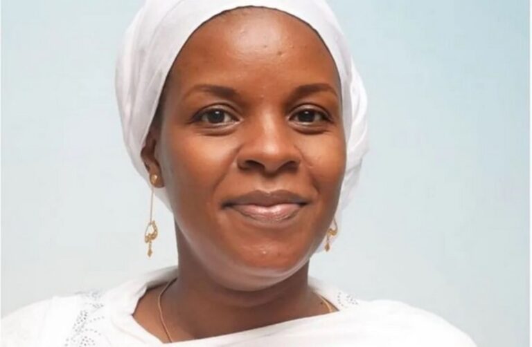 Ces vidéos datent de la place du Cinquantenaire, à la veille de la grande manifestation du 10 janvier 2020 contre les bases militaires françaises et en soutien aux FAMAs maliennes. Founè Coulibaly y était au premier rang, passait des nuits blanches, à galvaniser des manifestants de ne pas céder. Son combat acharné a contribué à la libération du Mali de l’ingérence étrangère, permettant aujourd’hui de choisir librement ses partenaires.