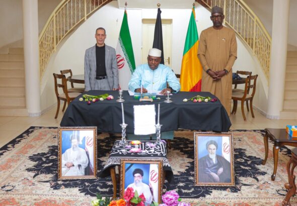 Son Éminence Ayatollah Seyed Ali Khamenei est mort en martyr, le samedi 28 février 2026, en défendant jusqu’à son dernier souffle l’intérêt supérieur de l’État et du Peuple iraniens, conformément à la vision de l’Ayatollah Khomeini.