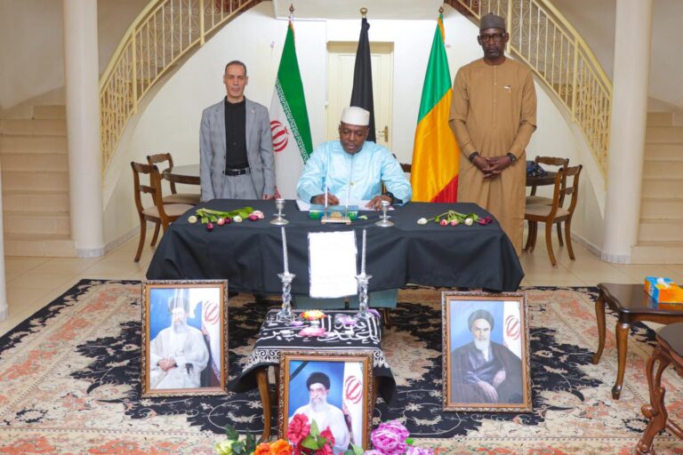 Son Éminence Ayatollah Seyed Ali Khamenei est mort en martyr, le samedi 28 février 2026, en défendant jusqu’à son dernier souffle l’intérêt supérieur de l’État et du Peuple iraniens, conformément à la vision de l’Ayatollah Khomeini.