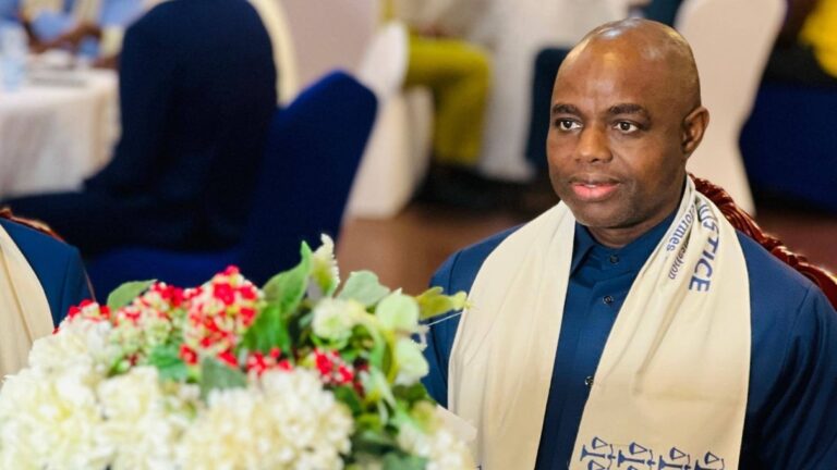 D’un ton ferme, le Ministre de la Justice et des Droits de l’Homme a tenu à recadrer le débat sur les récentes incarcérations de figures publiques. Pour lui, l’étiquette de « prisonnier politique » ou de « journaliste détenu » est un paravent sémantique qui masque une réalité judiciaire bien plus sombre.