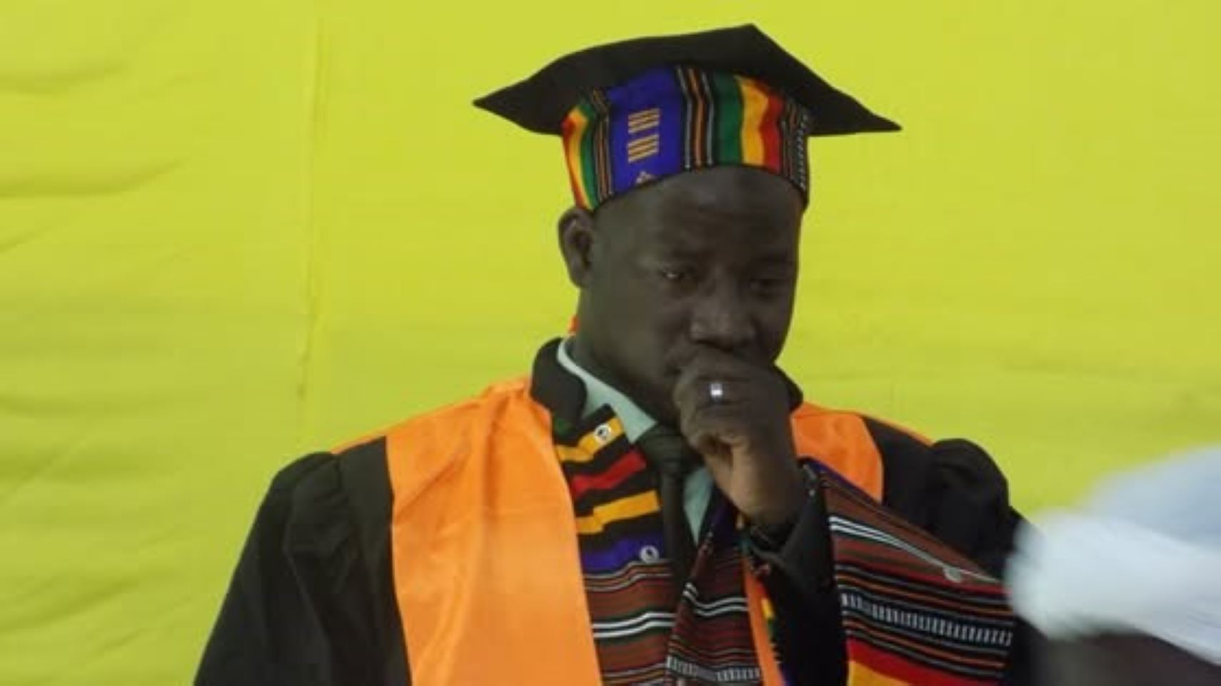 Zakari a commencé par le remerciement de sa famille, les Professeurs et surtout l’ancienne Ministre Madame Siby Ginette BELLEGARDE, pour leurs soutiens indéfectibles. Dans son intervention, Monsieur KAKA a affirmé que Madame SIBY a cru à leur potentiel en les inscrivant à l’Université de Dakar pour la thèse. Il a également remercié, le Professeur Samba DIALLO pour la qualité de l’organisation de la cérémonie et surtout pour la création du Centre Universitaire de Recherches Economiques et Sociales (CURES), dirigé par le Professeur Farouk CAMARA