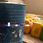 L’opération, menée avec professionnalisme, a permis l’interpellation de quatre individus et la saisie d’une importante quantité de carburant conditionnée dans plusieurs bidons.