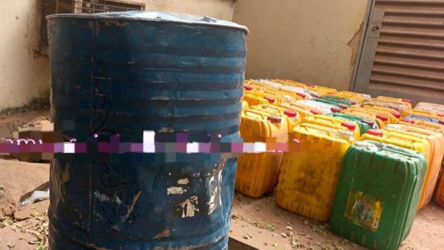 L’opération, menée avec professionnalisme, a permis l’interpellation de quatre individus et la saisie d’une importante quantité de carburant conditionnée dans plusieurs bidons.