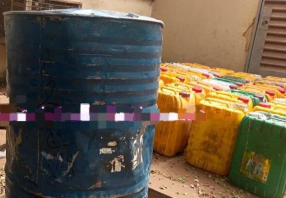 L’opération, menée avec professionnalisme, a permis l’interpellation de quatre individus et la saisie d’une importante quantité de carburant conditionnée dans plusieurs bidons.