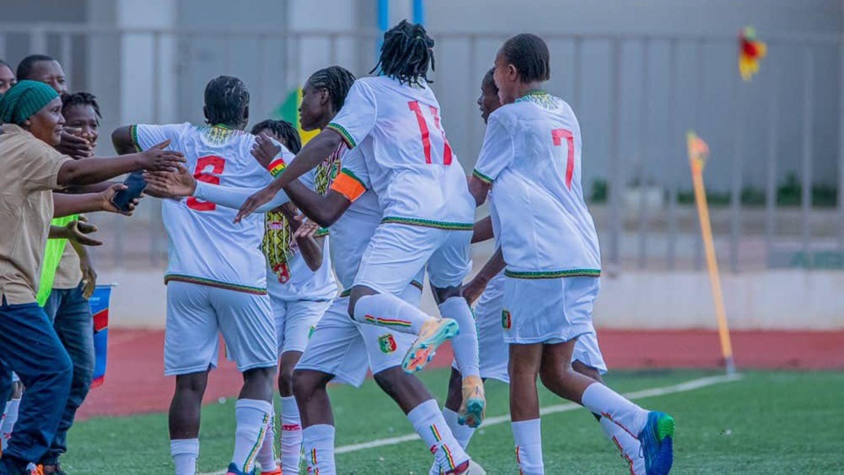 Les signaux positifs existent : un vivier de joueuses de qualité, des clubs qui s’accrochent malgré les contraintes, des compétitions qui émergent par séquences, et une sélection nationale qui a prouvé qu’elle pouvait exister sur la scène continentale.